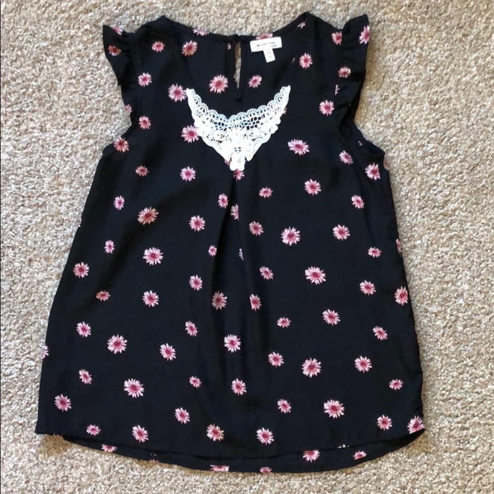 Girls top, size medium.